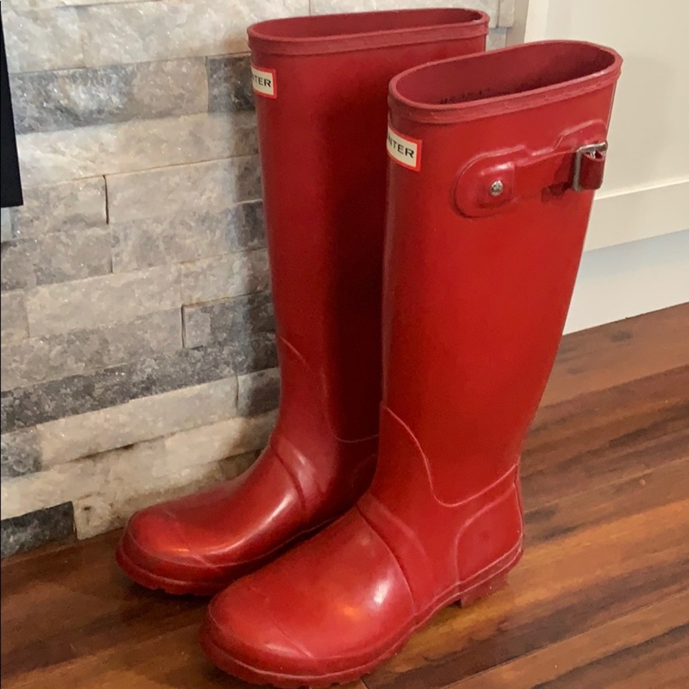Hunter tall gloss rain boots. Women’s red rainboot
